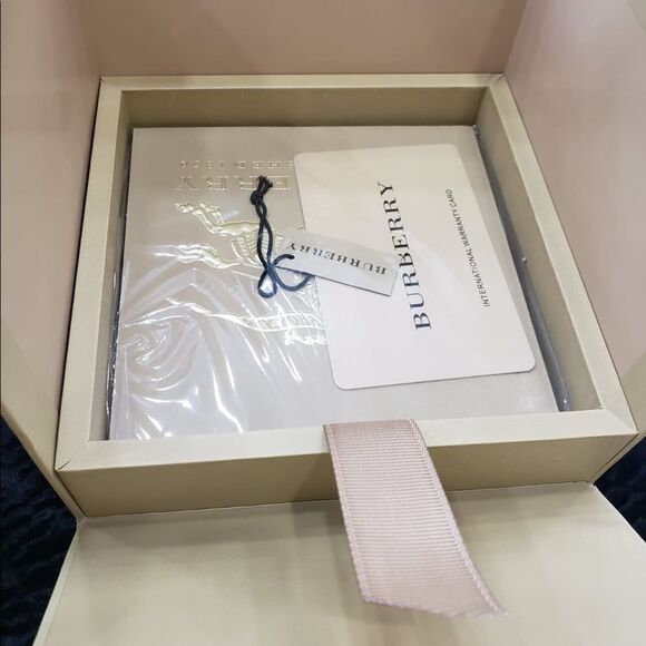 NIB Burberry Watch - The Classic Horseferry - Picture 6 of 7